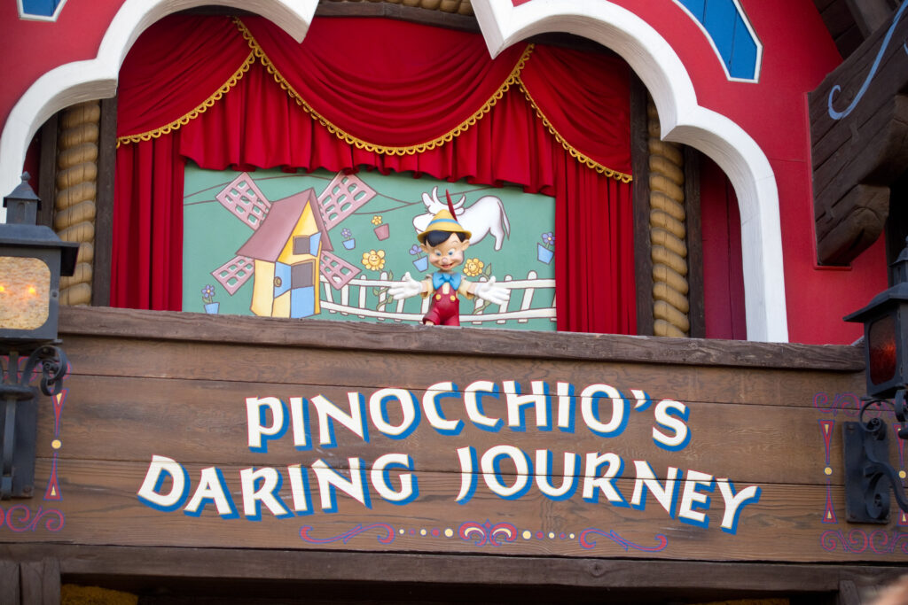 El atrevido viaje de Pinocho en Disneyland