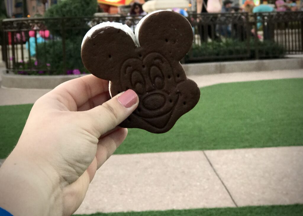 Sándwich de helado de Mickey en Disney World