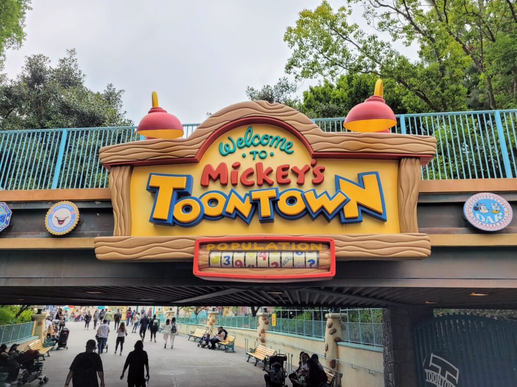 Cartel de bienvenida de Mickey's Toontown