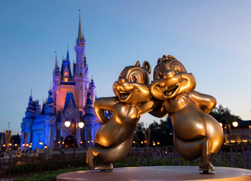 Estatua de Chip y Dale en Disney World