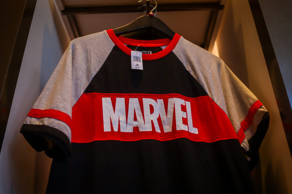 Camiseta con logo de Marvel de Disney