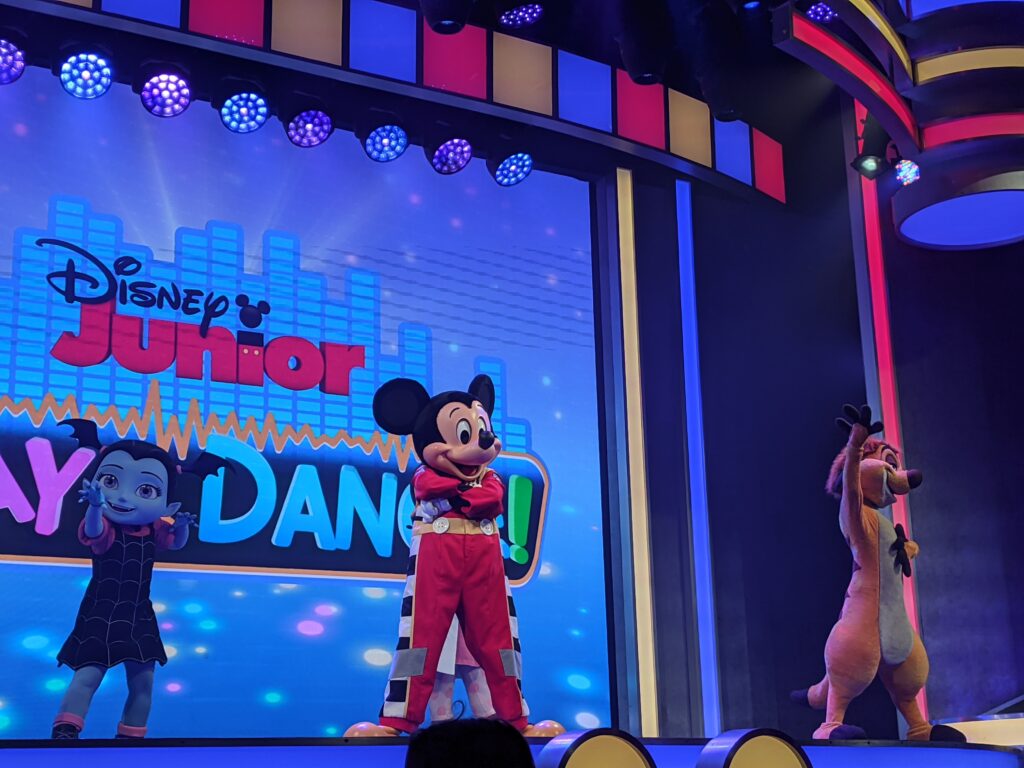 Personajes en la fiesta de baile de Disney Junior