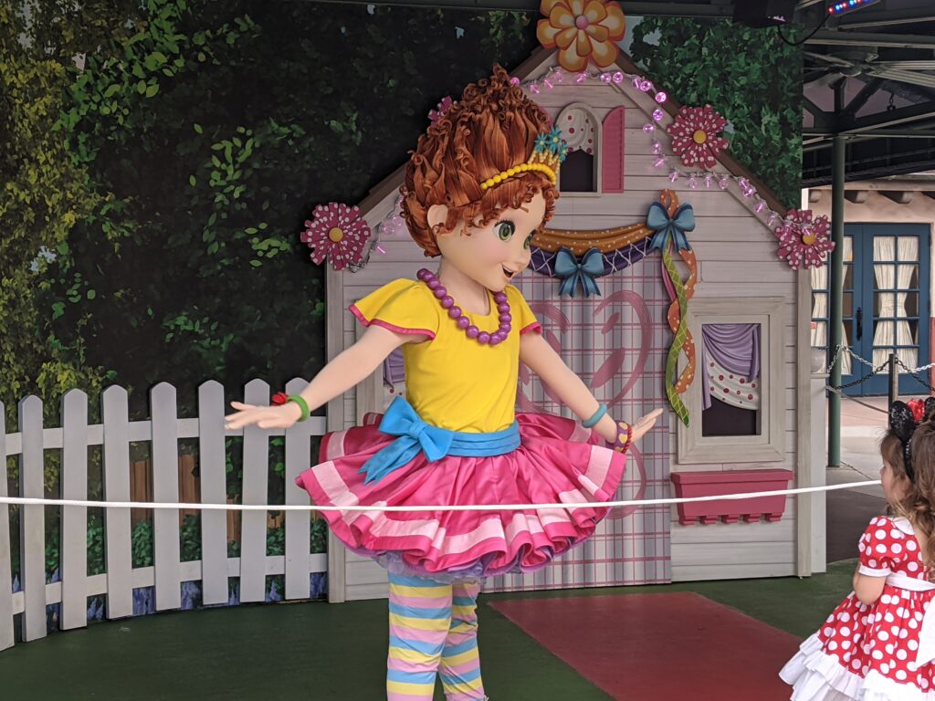 El elegante personaje de Nancy se encuentra y saluda en Animation Courtyard
