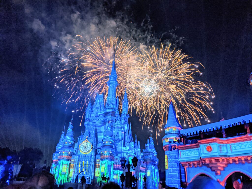 Espectáculo de fuegos artificiales de Disney Enchanment