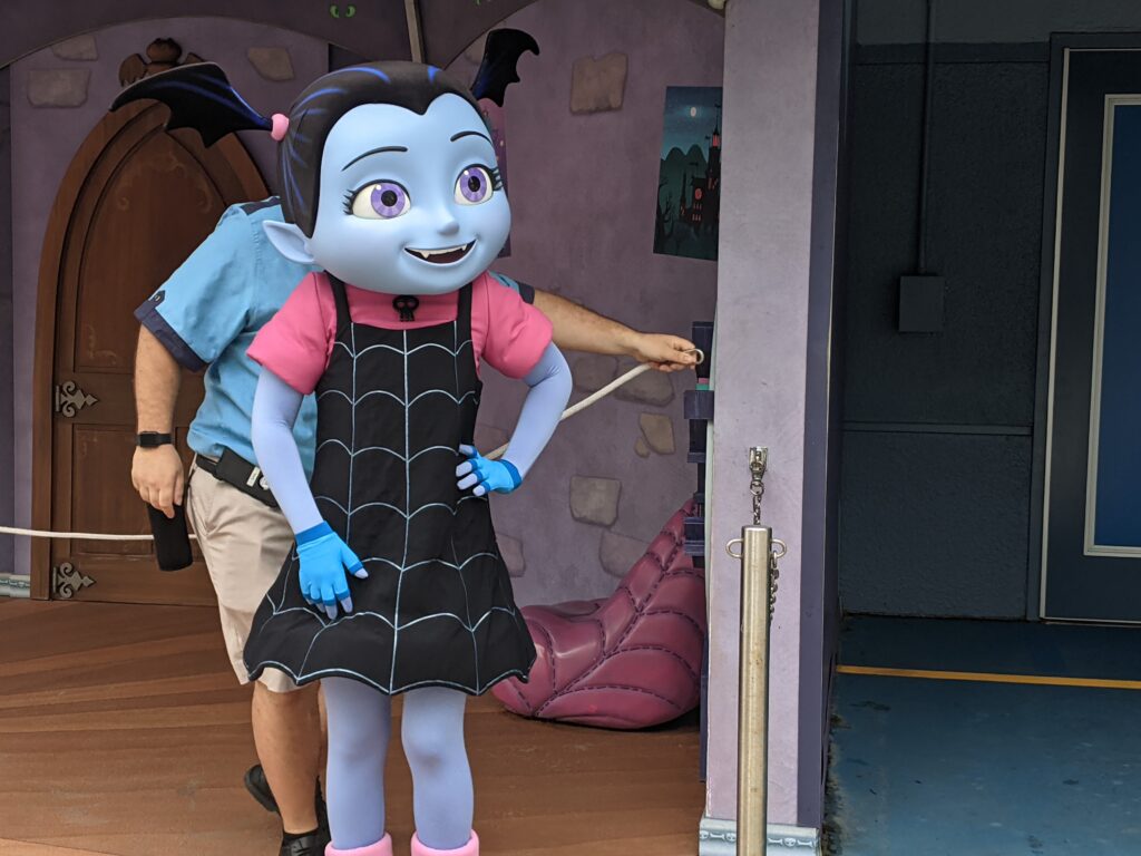 Vampirina saludando a los visitantes en los Estudios Hollywood