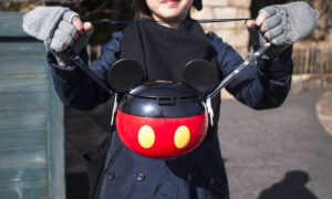 niña, tenencia, mickey mouse, palomitas, cubo