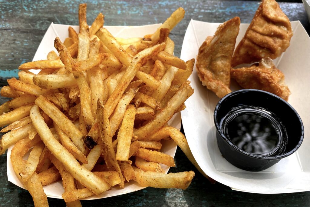 Papas fritas sazonadas del Sr. Kamal y albóndigas de pollo con Ponzu.