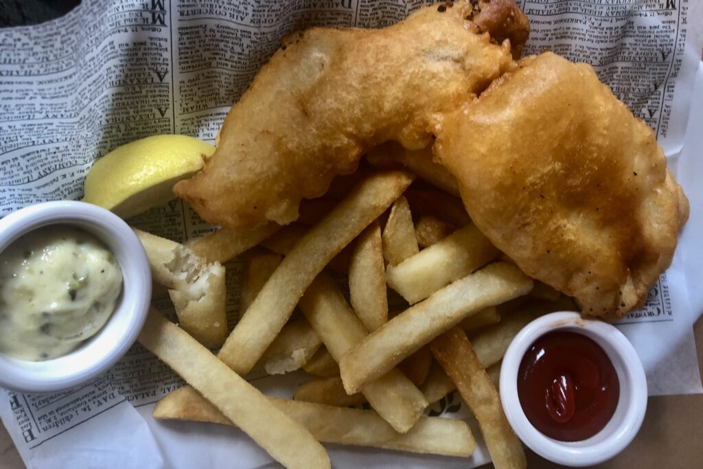 Pescado y patatas fritas de Rose & Crown.