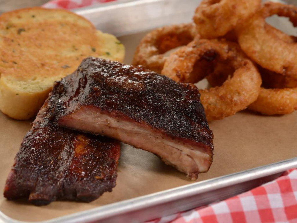 Costillas de cerdo asadas en seco de Memphis de Regal Eagle Smokehouse