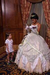 Tiana conoce y saluda a Disney World