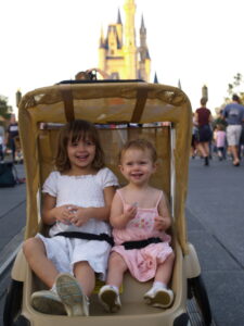 Niños en cochecito en Walt Disney World