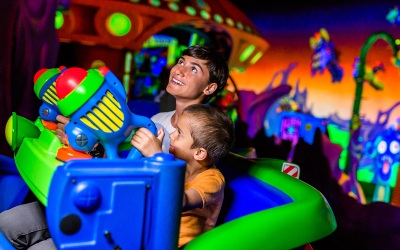 Buzz Lightyear Space Ranger gira Disney World