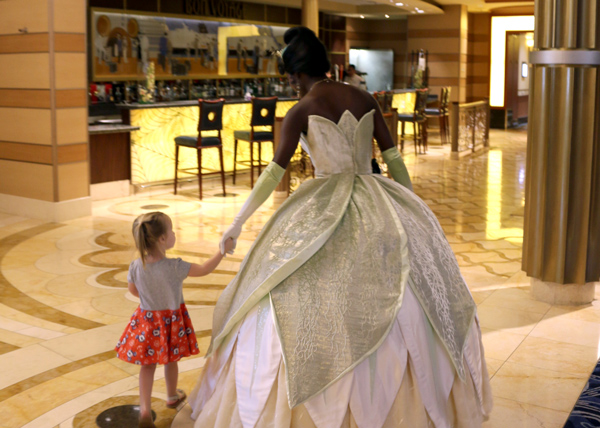 Princesa Tiana con niño en Disney Cruise Ship