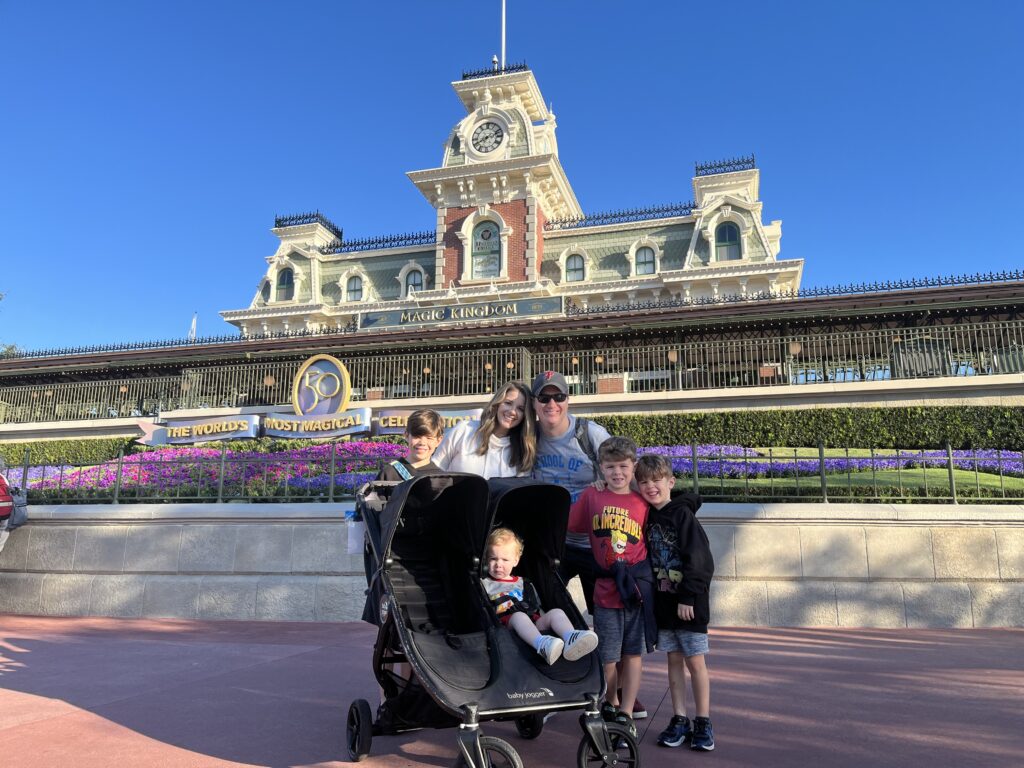 Familia en la estación de tren de Magic Kingdom