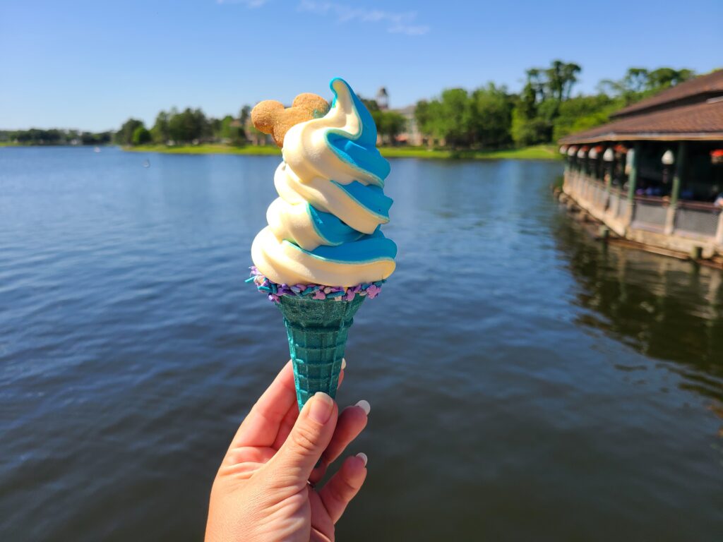 Cono de celebración del 50° de Swirls on the Water en Disney Springs