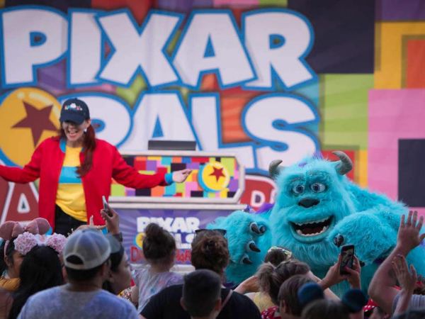 Sully en la fiesta de baile de Pixar Pals