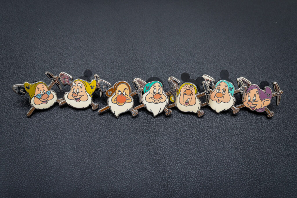 Disney 7 Dwarfs pin set