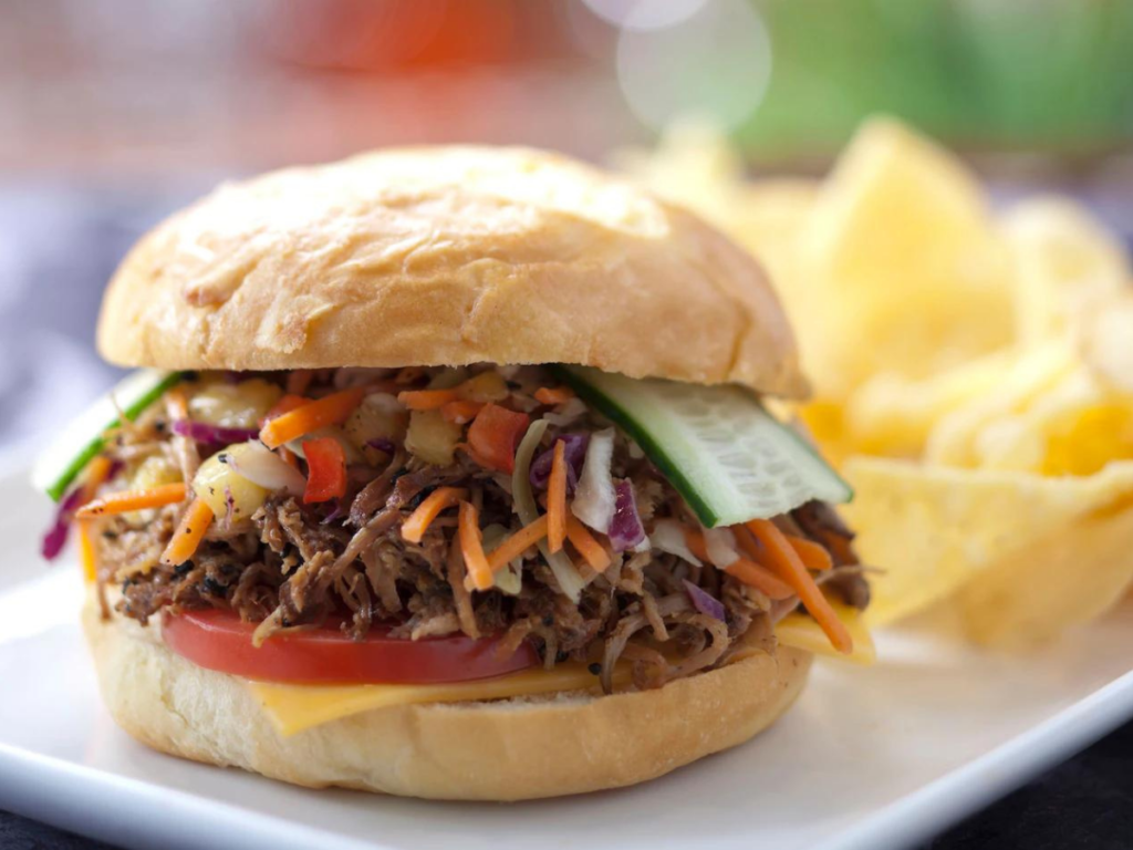 Sándwich de cerdo desmenuzado con Aloha de Capitán Cooks de Disney World