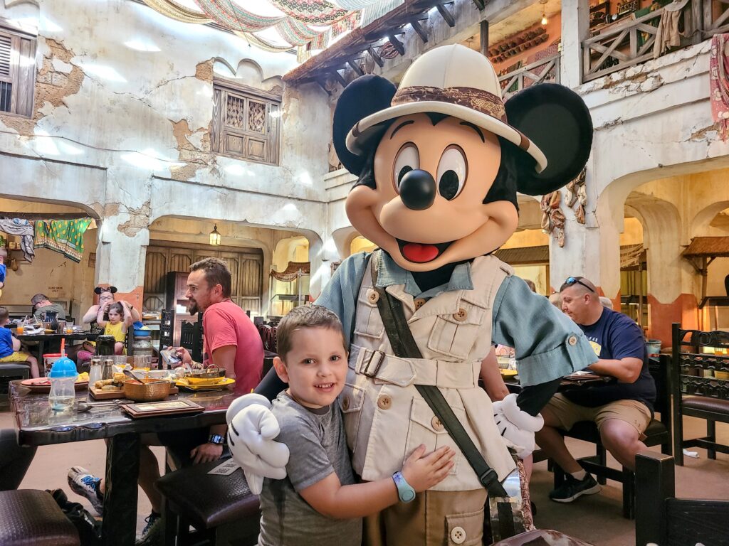 Mickey Mouse dando abrazos en Tusker House en Disney's Animal Kingdom