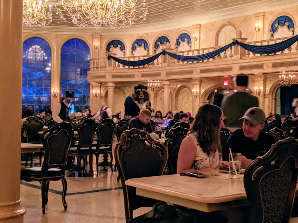 Comidas con personajes modificados en el restaurante Be Our Guest en Magic Kingdom