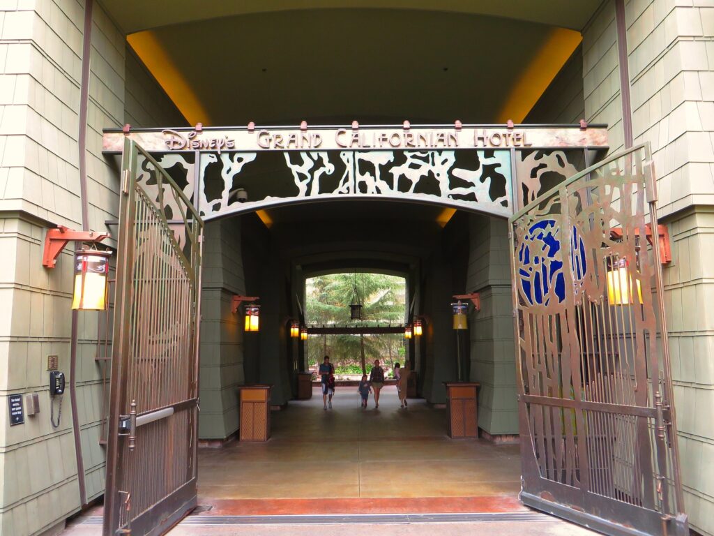 Pasillo del Grand Californian Hotel hacia los parques, Disneyland Resort