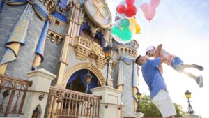 Familia de Walt Disney World con globos