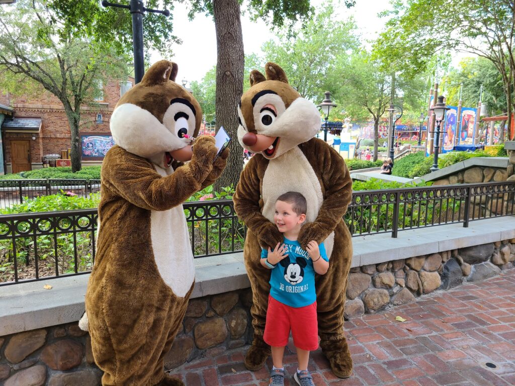 Chip 'n' Dale Signing Autographs 