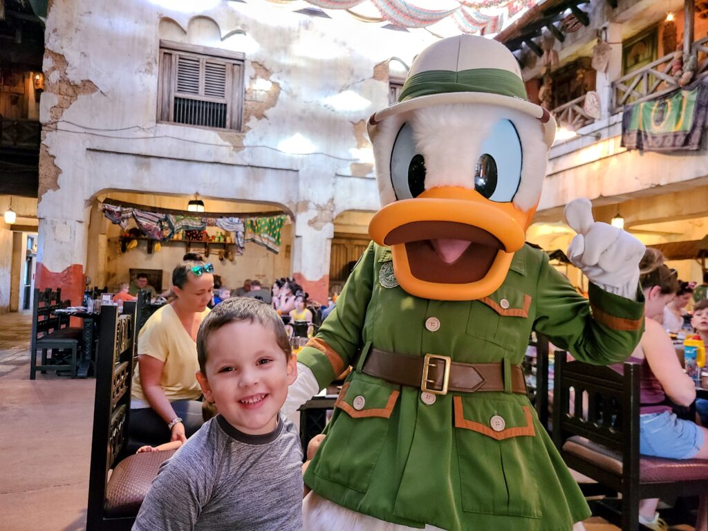 Lincoln conoce al pato Donald en el restaurante Tusker House en Disney's Animal Kingdom