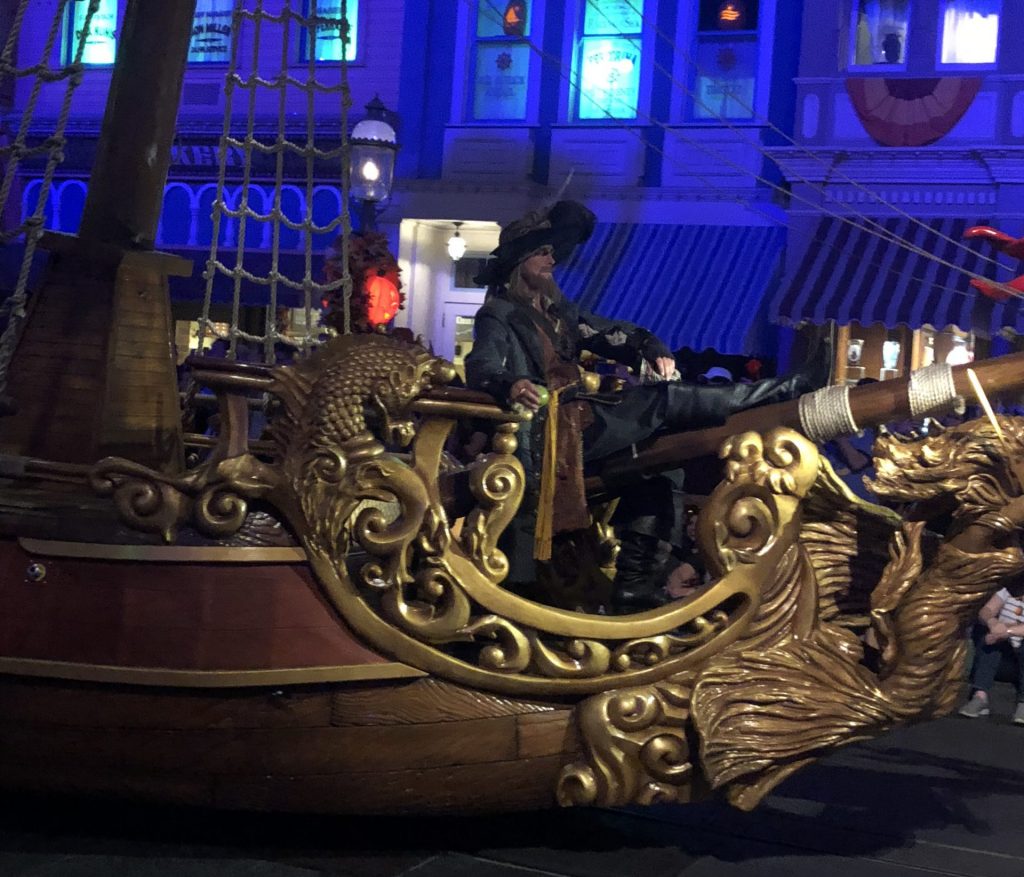 Piratas en Disney World Boo To You Parade