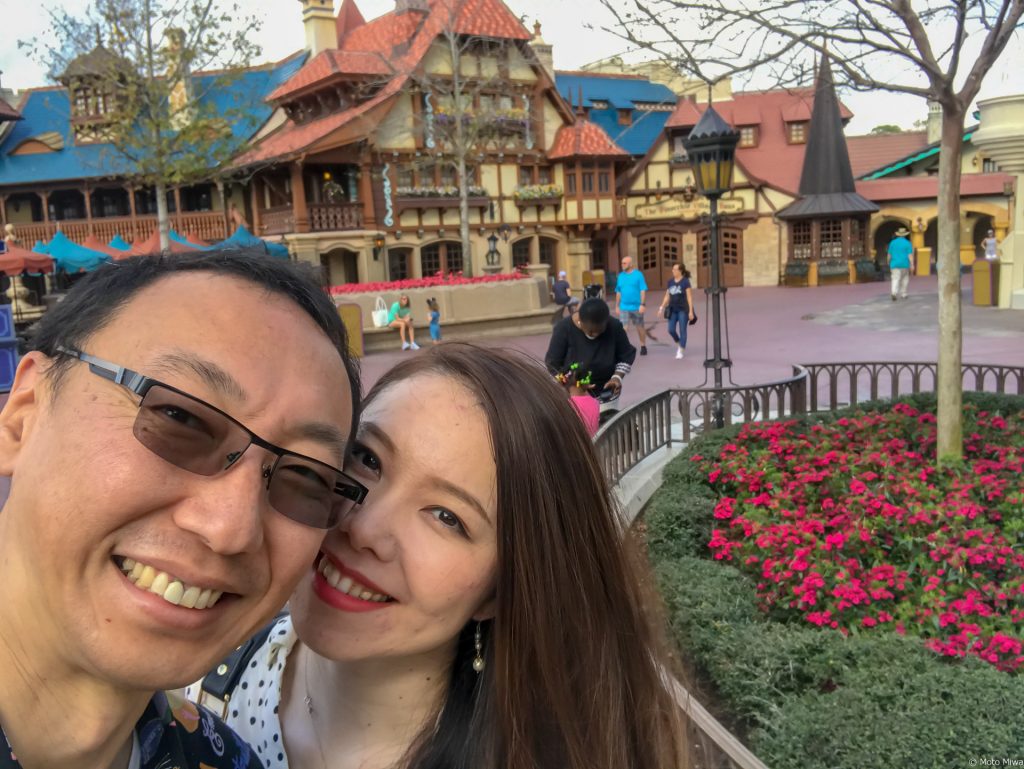 Pareja se toma una selfie en Disney World