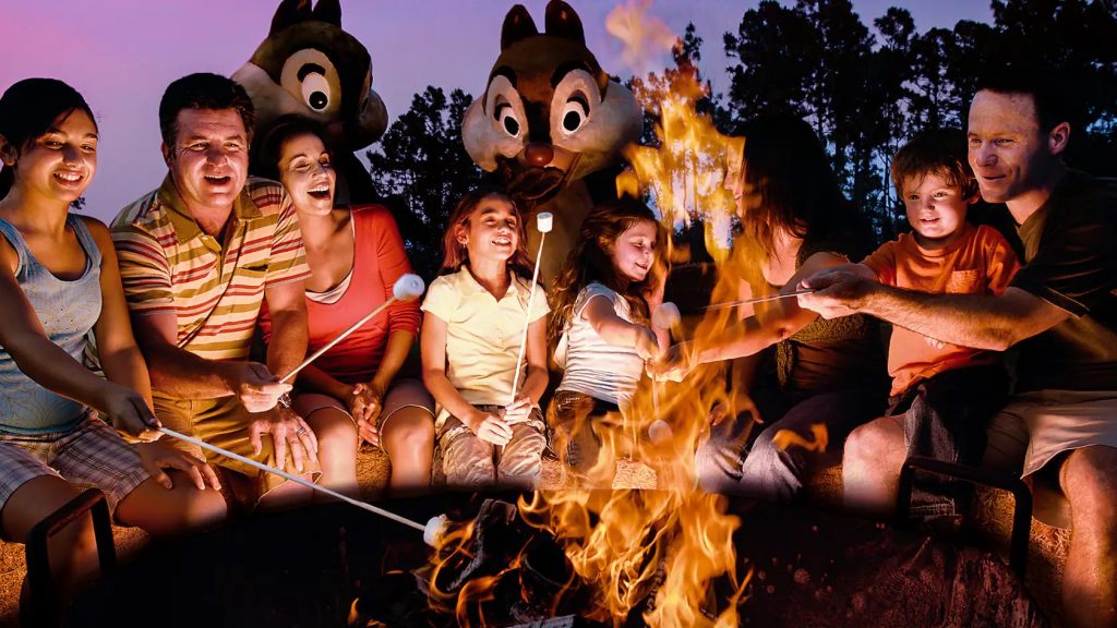 Chip y Dale cantan a lo largo de Disney World