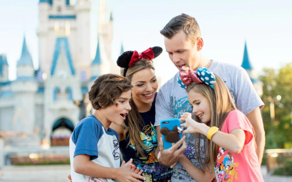 Familia en Walt Disney World mirando el teléfono