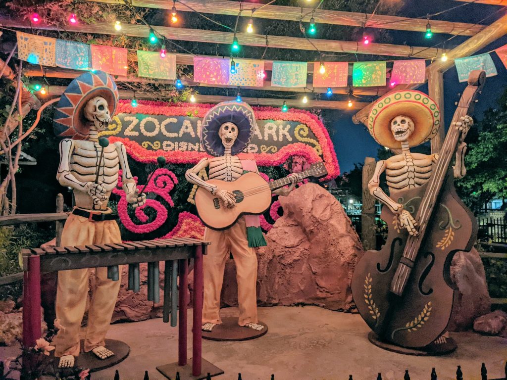 Figuras esqueléticas del Día de los Muertos en el Parque Disneyland