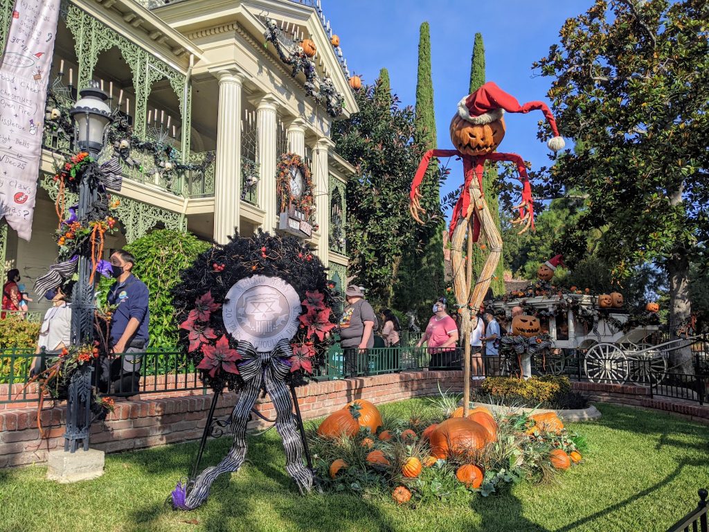 Superposición navideña de Haunted Mansion en Disneyland Park