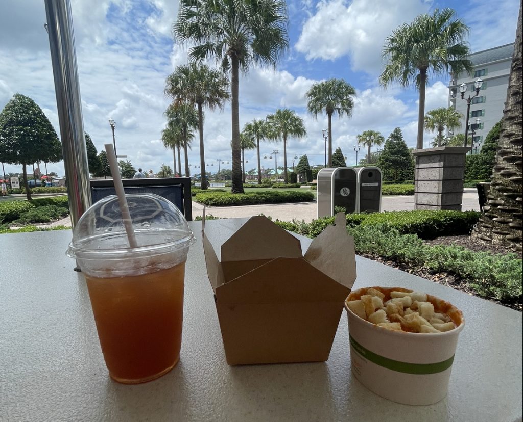 Limonada de té helado de lavanda y bisque de tomate Disney Riviera Resort