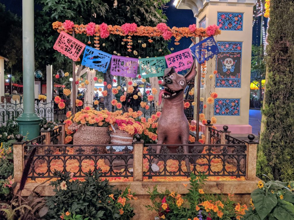 Decoraciones del Día de los Muertos en Disney California Adventure