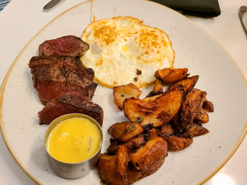 Desayuno de bistec y huevos en Steakhouse 71 en Contemporary Resort