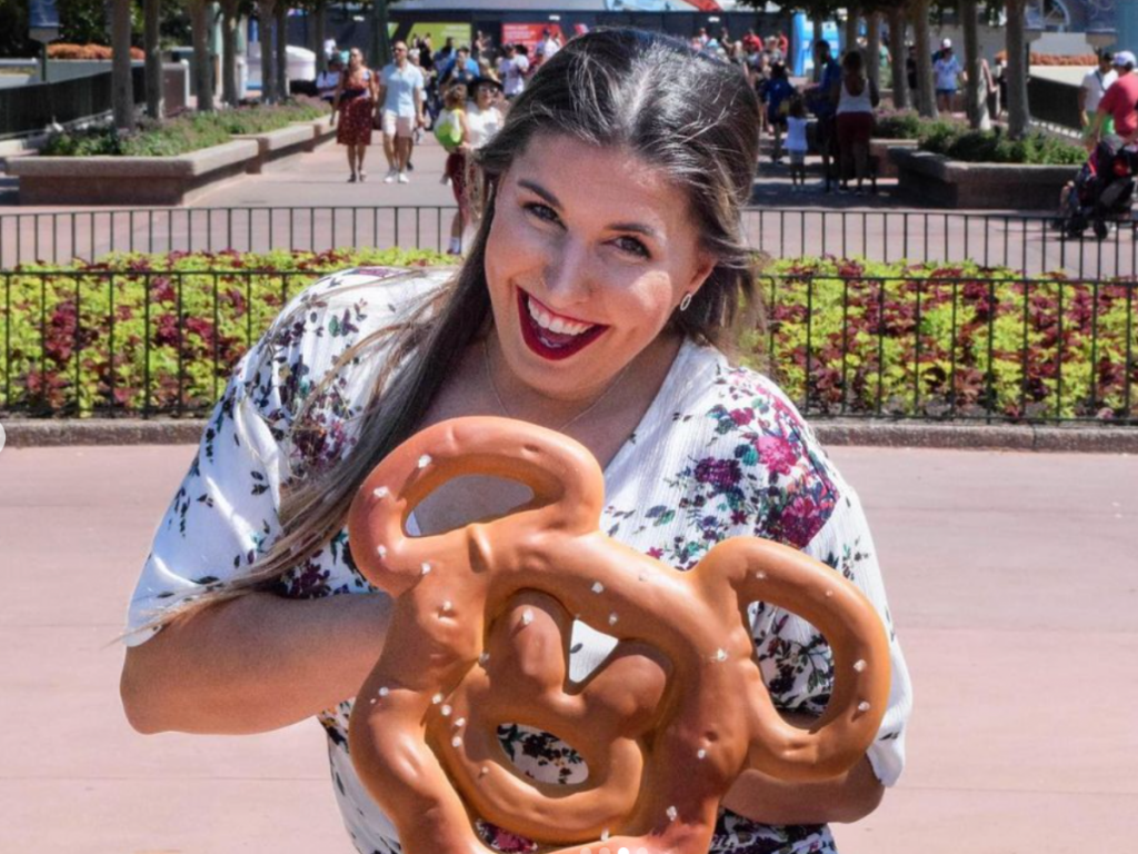 Fotografía de comida y vino con pretzels