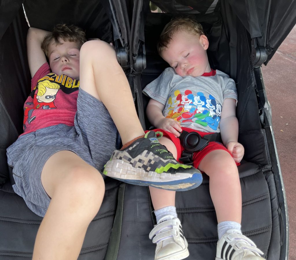 Niños durmiendo la siesta en Disney World