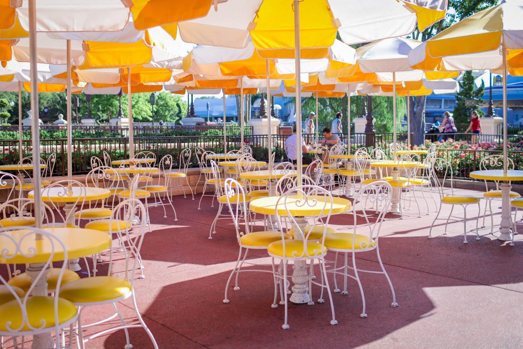 Mesas con paraguas en el restaurante Plaza Inn Magic Kingdom