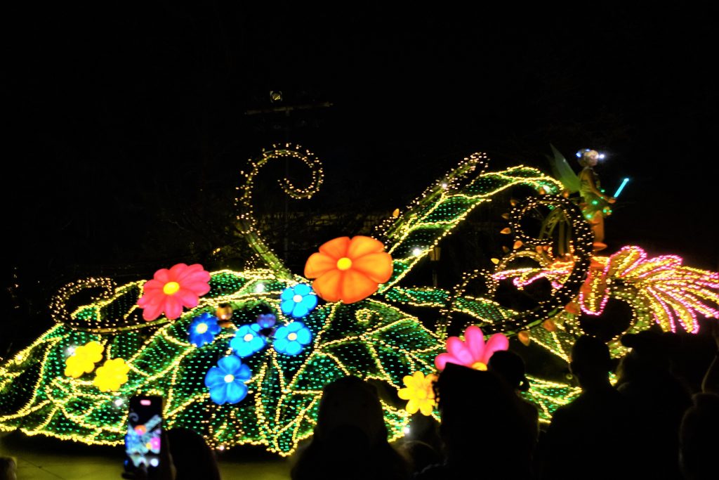 Carroza del desfile de Tinkerbell del desfile eléctrico de Main Street