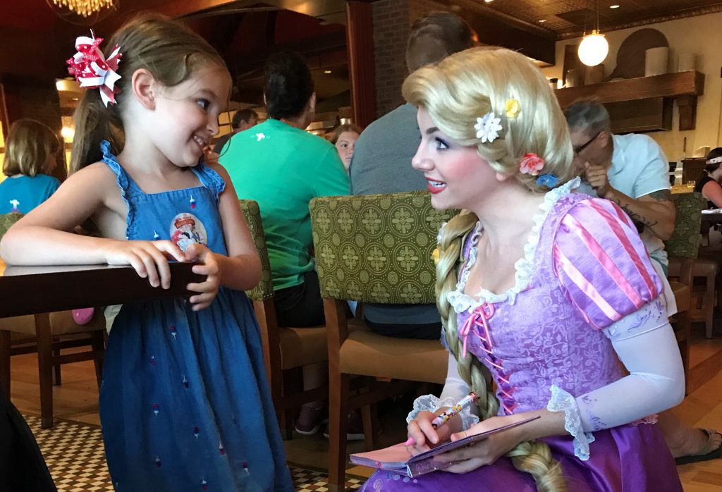 Cena con los personajes de Disney World Rapunzel