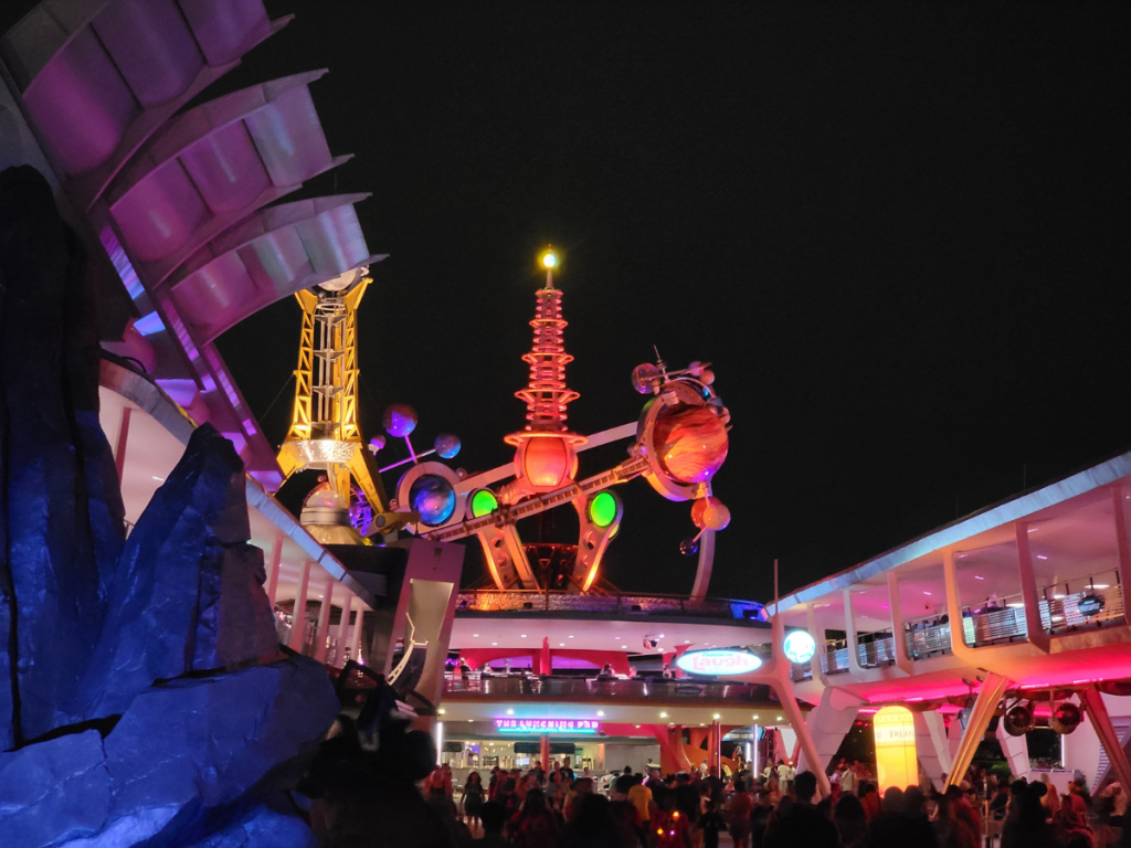 Tomorrowland durante la fiesta de Halloween no tan aterradora de Mickey