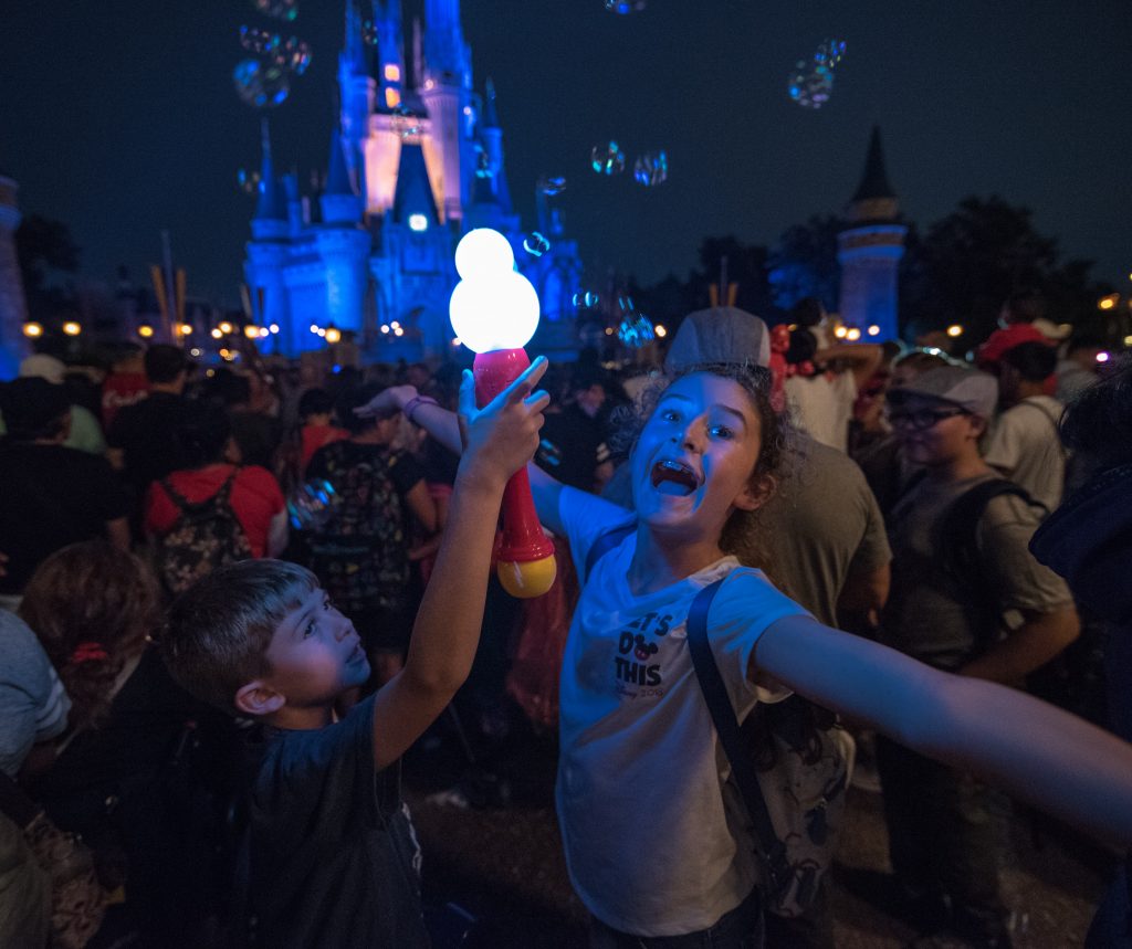 Niños en Disney con varita de burbujas