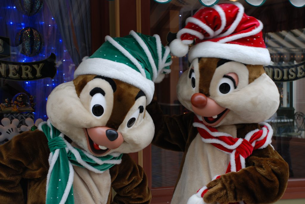 Atuendos navideños de Chip y Dale