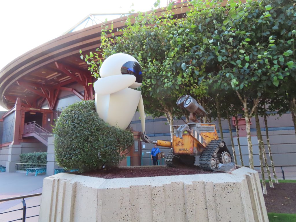 Una estatua de Eva y Wall-E en Discoveryland en Disneyland Park en Disneyland París