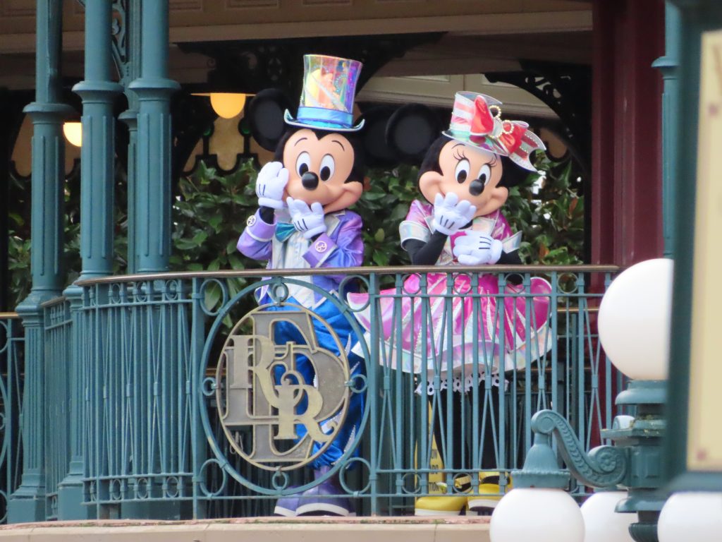 Mickey y Minnie dan la bienvenida a los visitantes en Disneyland Park durante Extra Magic Time.