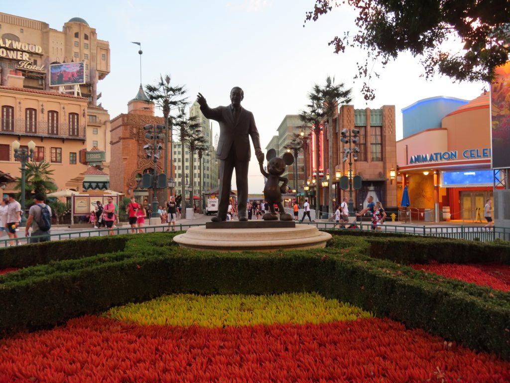 Estatua de socios de Disneyland París