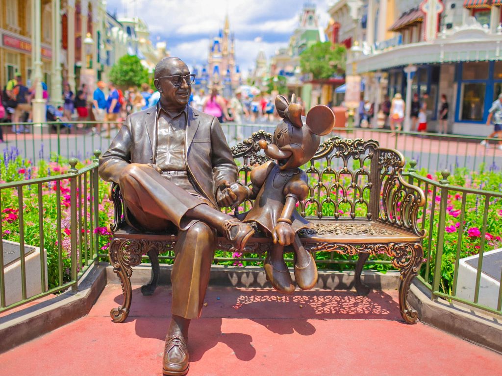 Estatua de Roy y Minnie de Disney World