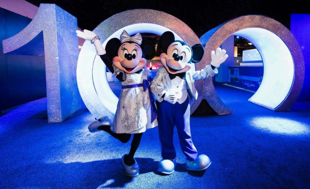 Mickey y Minnie en sus trajes de celebración de 100 años